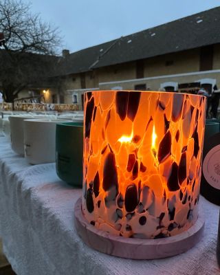 Kouzelná atmosféra svíček Peonique. 🌸 Tato kráska je ve sklenici z ručně foukaného skla ze sklárny Harrachov. Svíčka...